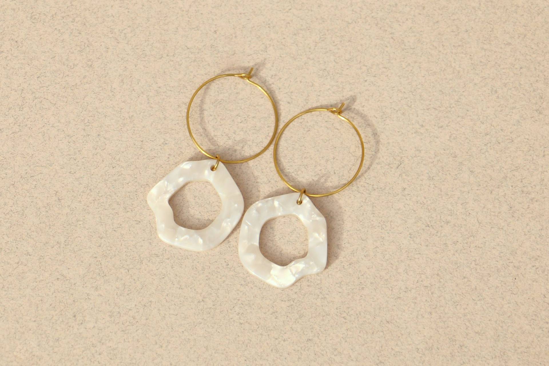 Messing Kreolen Mit Weißem Acetat Anhänger von ohfunky