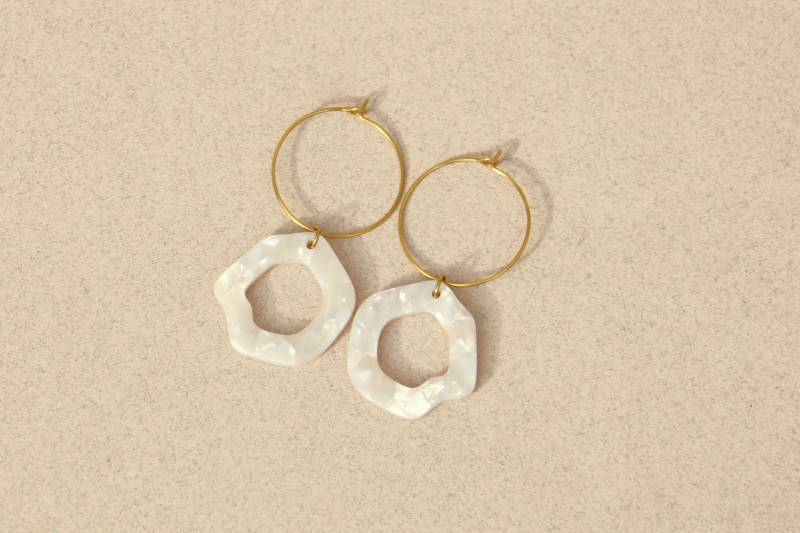 Messing Kreolen Mit Weißem Acetat Anhänger von ohfunky