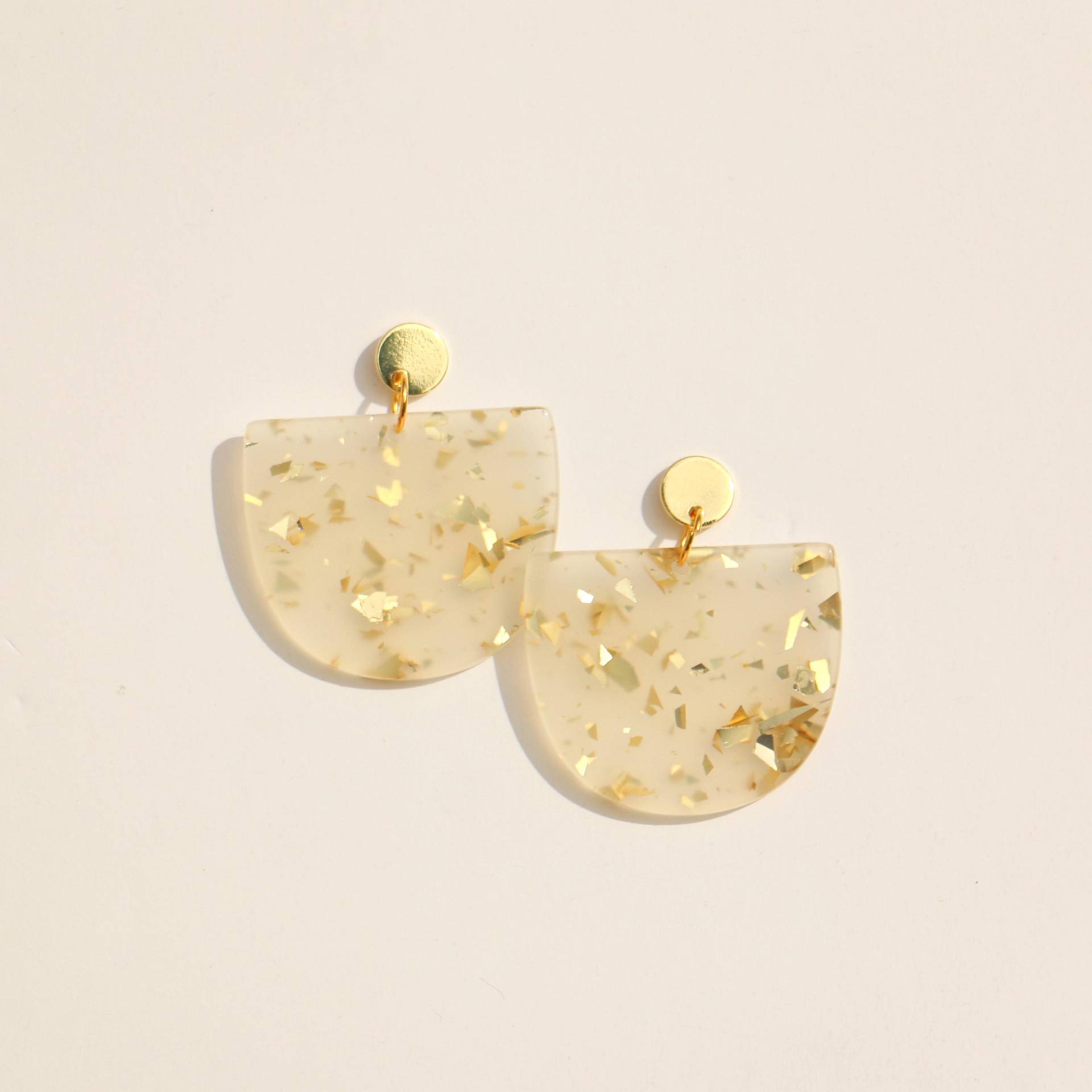Milchige Acetat Hängeohrringe Mit Gold Konfetti von ohfunky