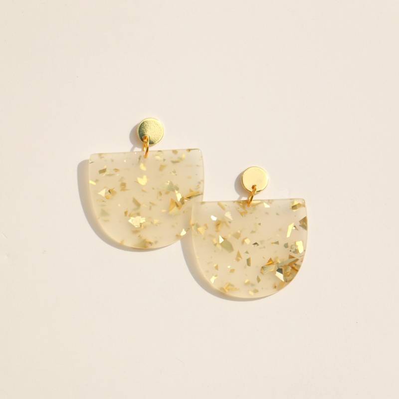 Milchige Acetat Hängeohrringe Mit Gold Konfetti von ohfunky