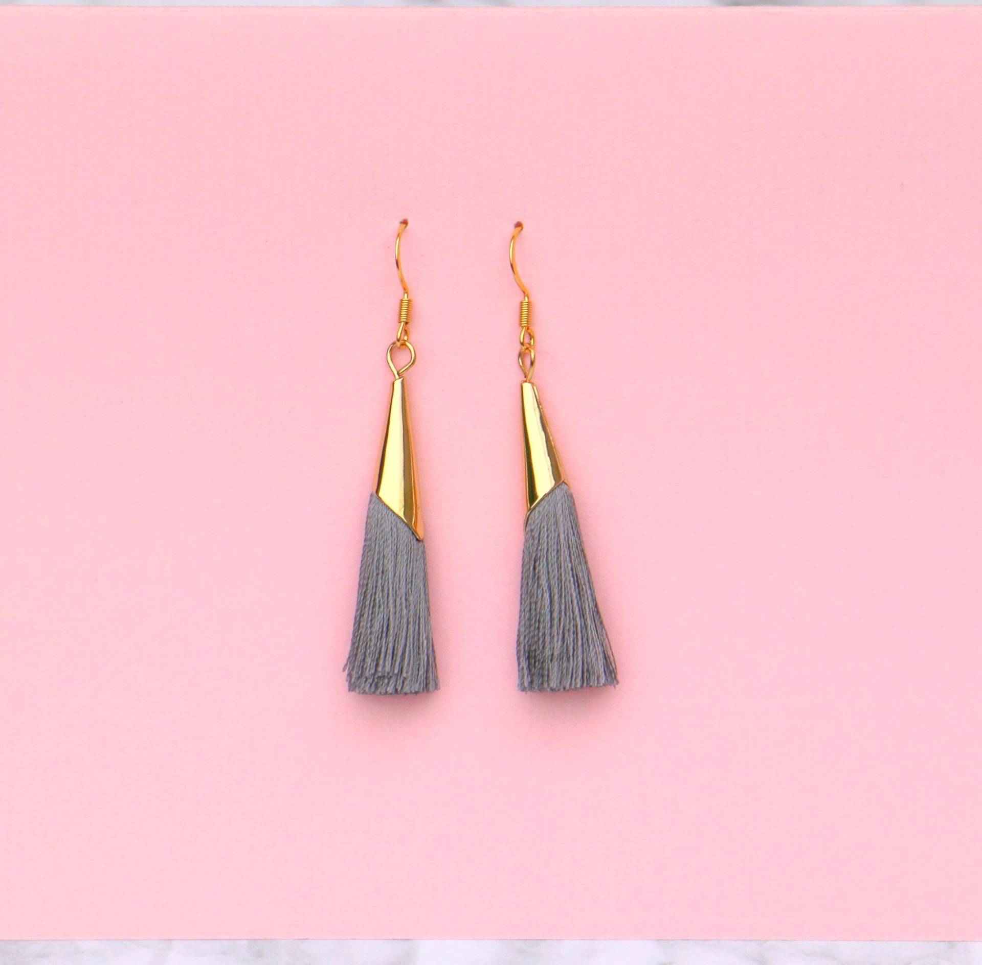 Quasten Ohrringe Grau Gold von ohfunky