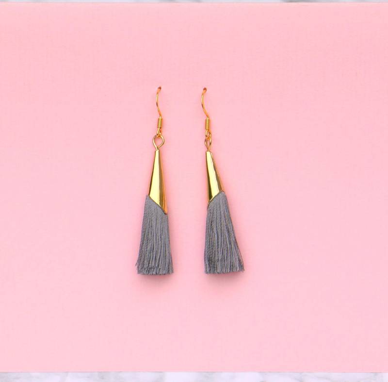 Quasten Ohrringe Grau Gold von ohfunky