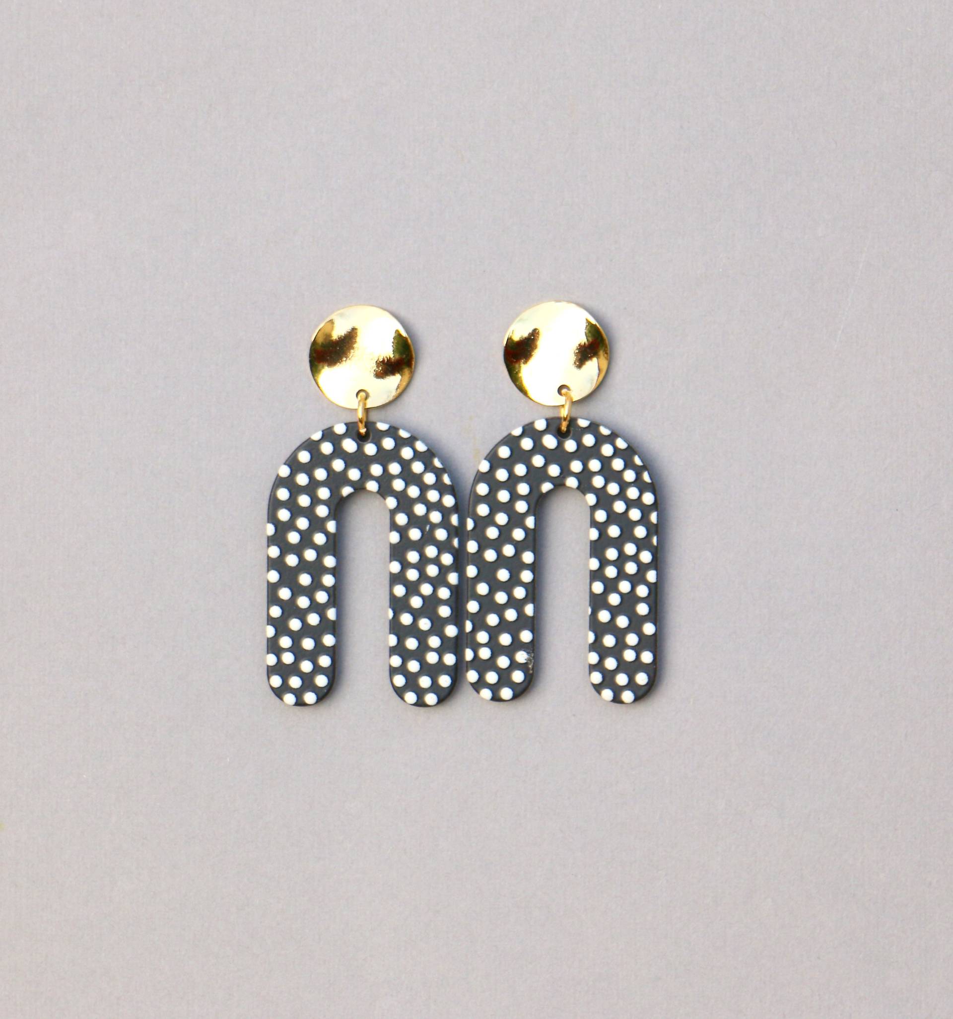 Schwarz Weiß Gepunktete Bogen Ohrringe Aus Acryl von ohfunky