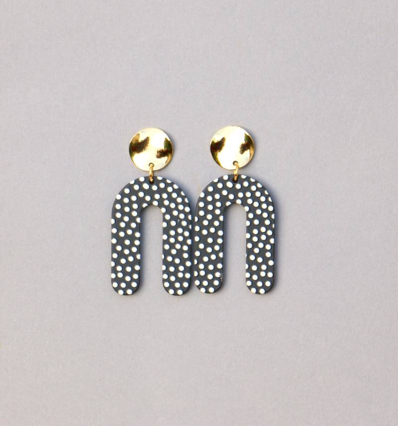 Schwarz Weiß Gepunktete Bogen Ohrringe Aus Acryl von ohfunky