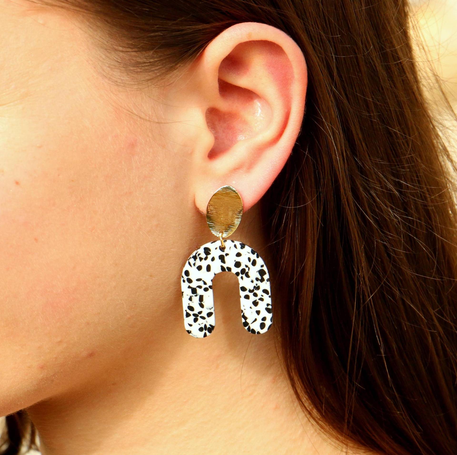 Terrazzo Bogen Ohrringe Schwarz Weiß Gepunktet von ohfunky