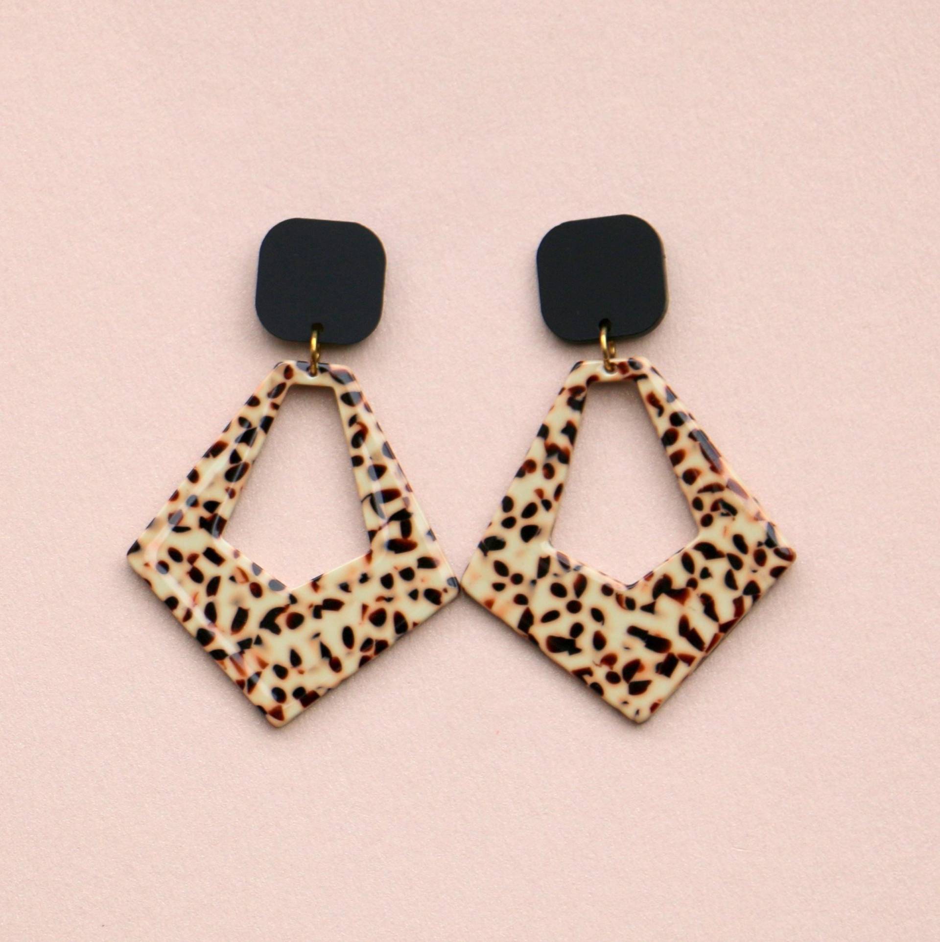 Trapezförmige Statement Ohrringe Leo Print von ohfunky