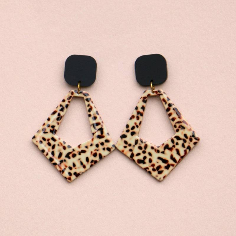Trapezförmige Statement Ohrringe Leo Print von ohfunky