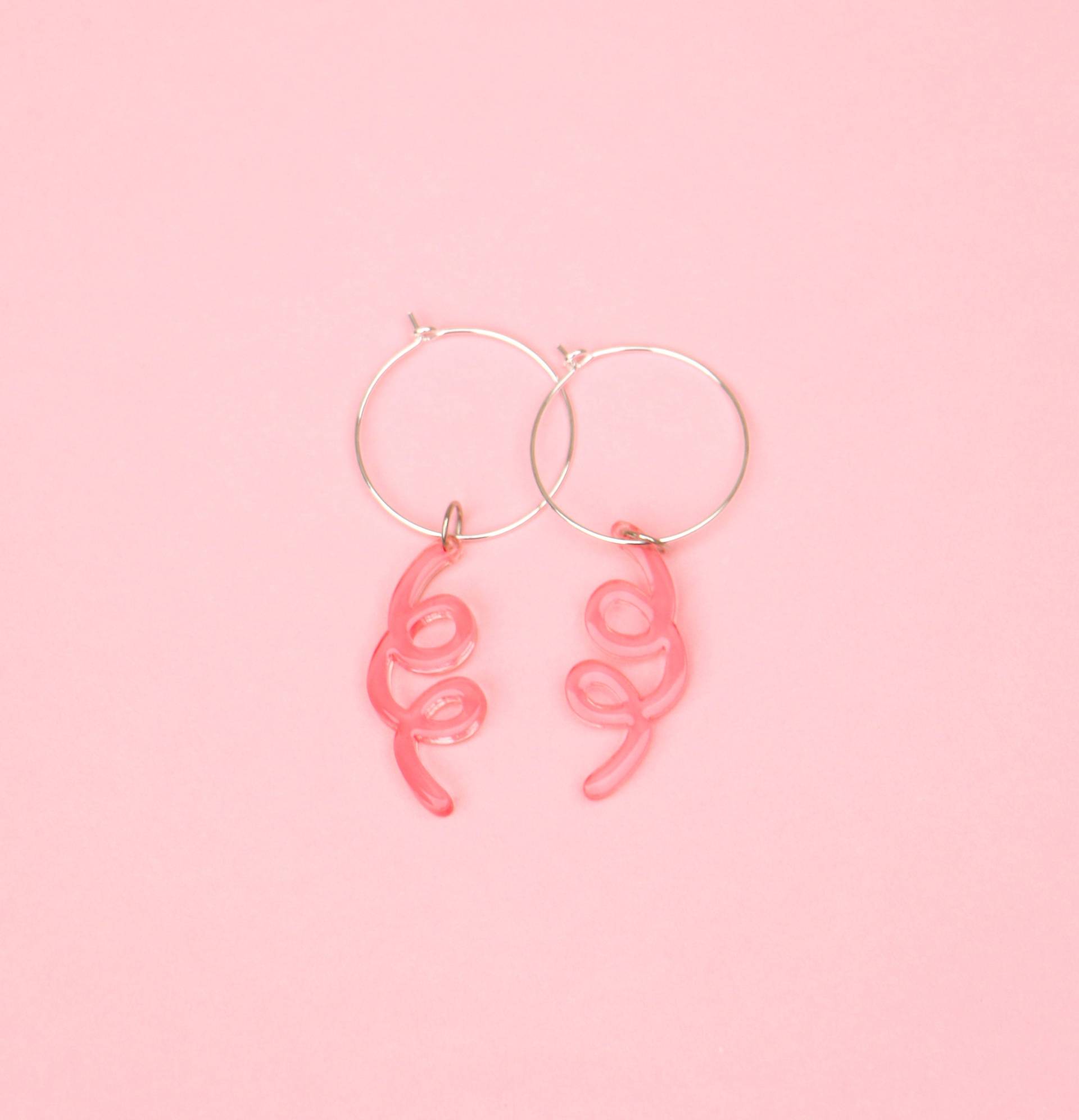 Twist Ohrringe, Creolen Mit Acryl Anhänger von ohfunky