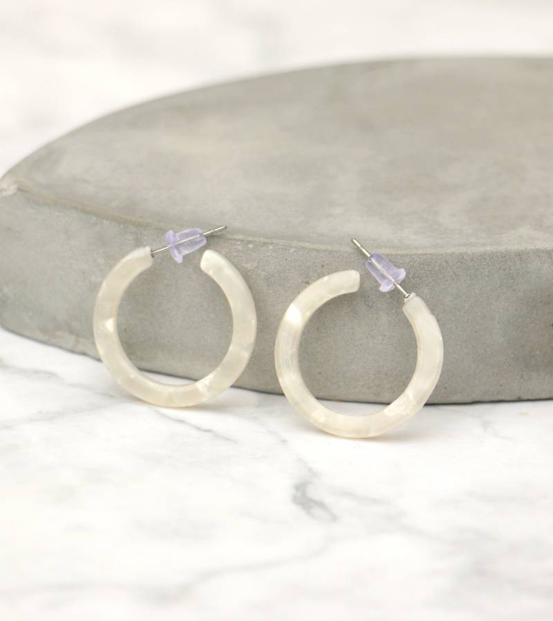 Weiße Acetat Creolen, Ohrringe Elfenbeinweiß von ohfunky