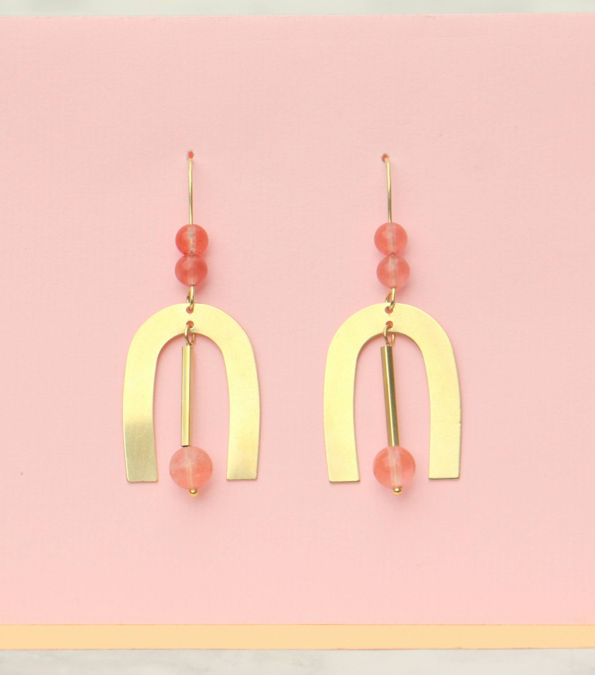 statement Hängeohrringe Bogen Aus Messing Und Cherry Quarz von ohfunky