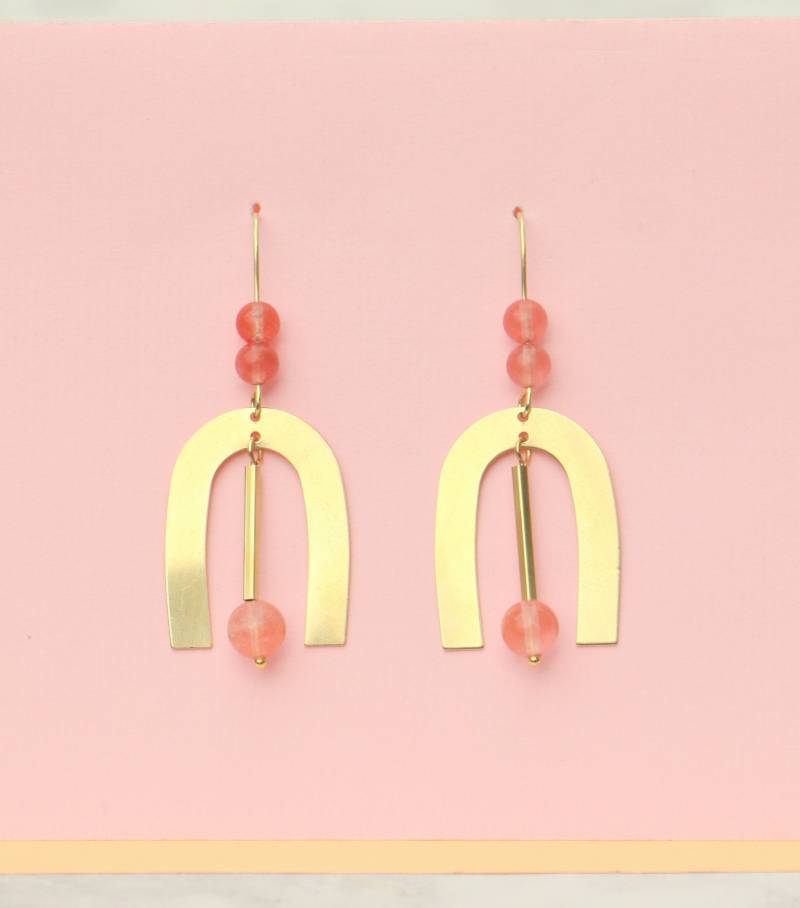 statement Hängeohrringe Bogen Aus Messing Und Cherry Quarz von ohfunky