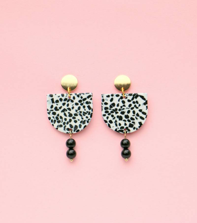 statement Hängeohrringe Mit Dalmatiner Muster Und Onyx Perlen von ohfunky