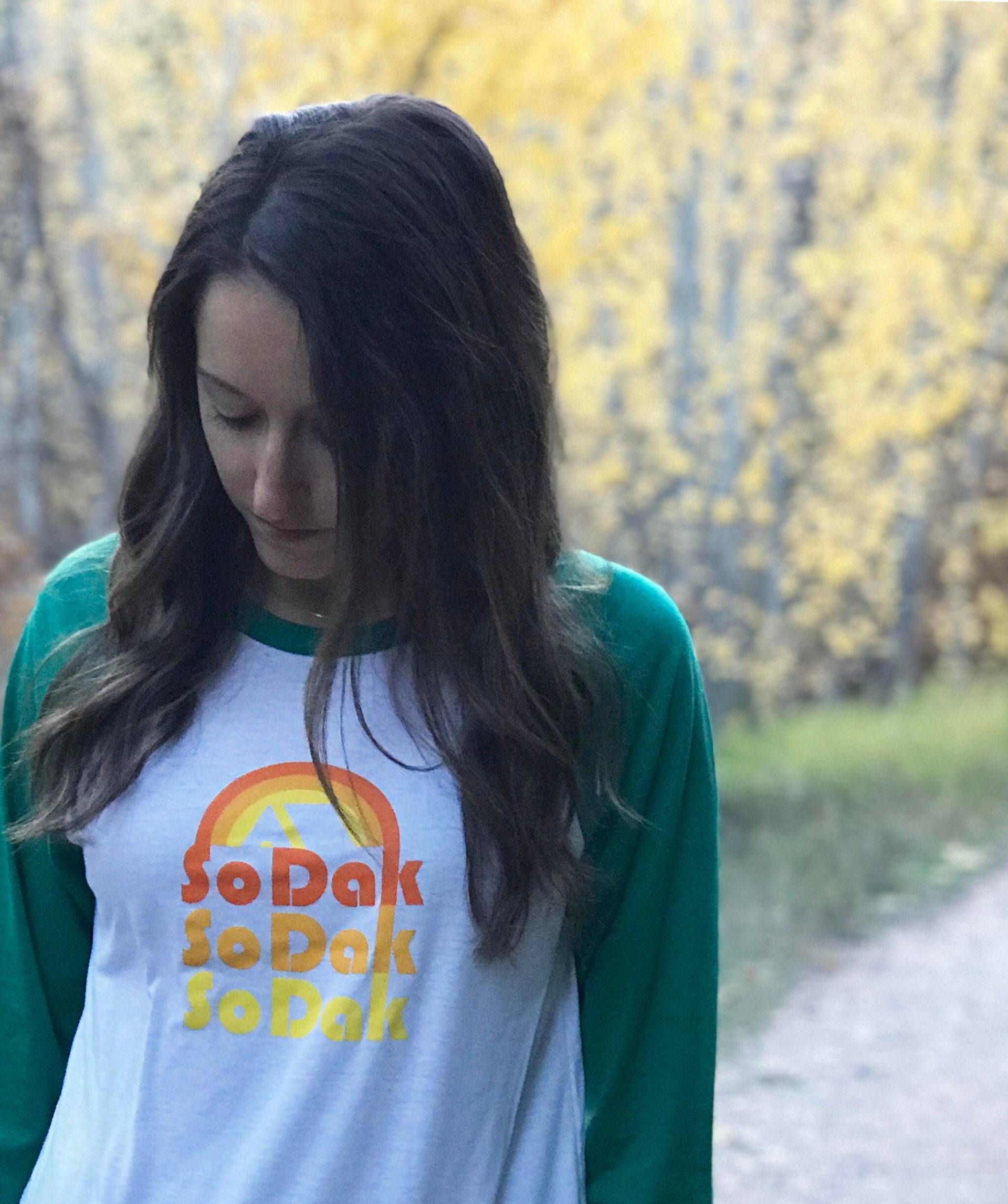 Sodak Retro Camping Raglan T-Shirt - Unisex Grün & Weiß Baseball Shirt von ohgeezdesign