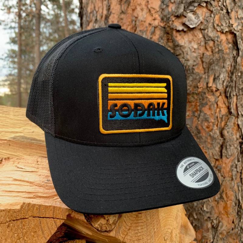 Sodak Sunset Patch Schwarze Trucker Cap - Süddakota Snapback Hat von ohgeezdesign
