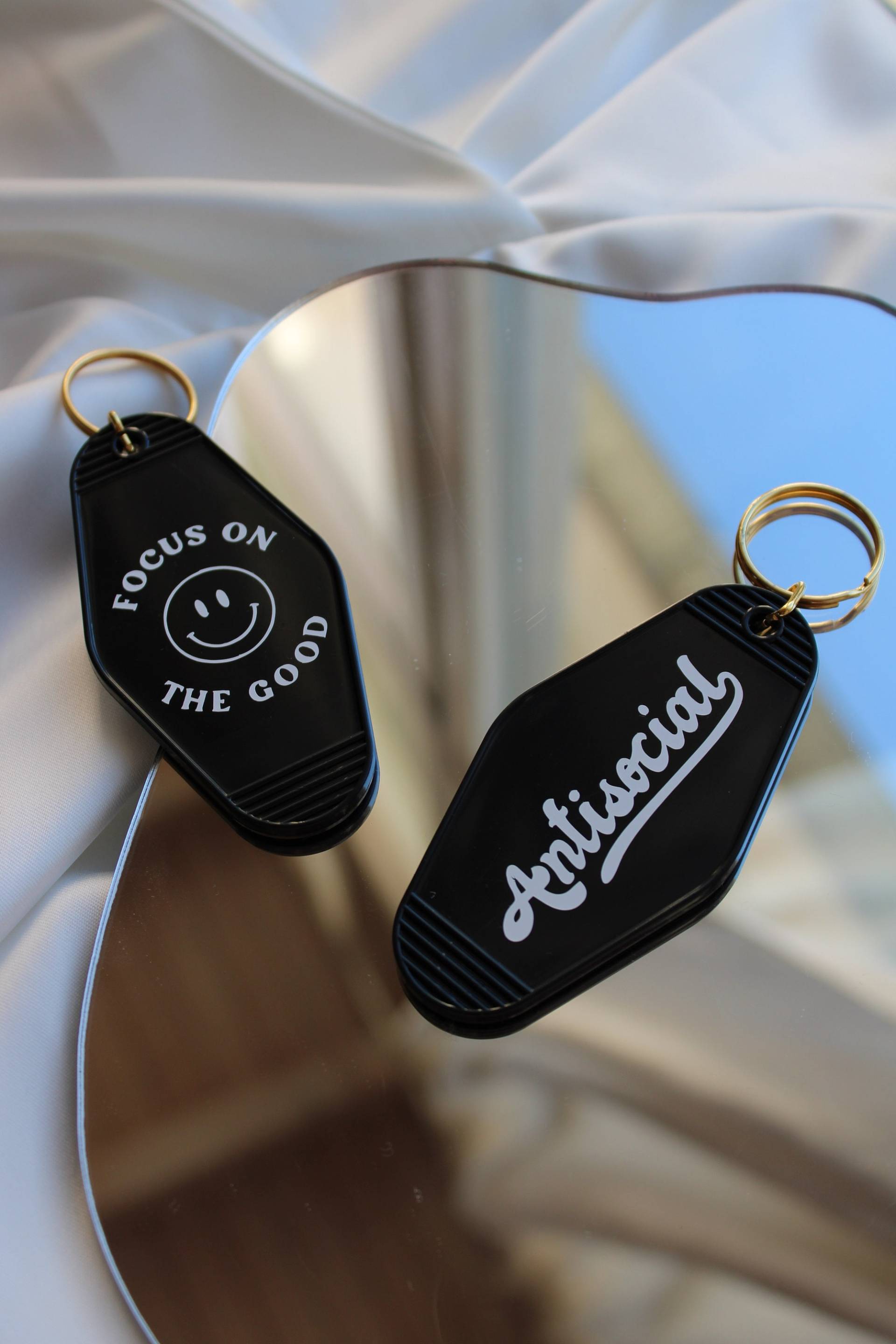 Schlüsselanhänger Retro Antisocial | Keychain Motel Geburtstagsgeschenk Weihnachten Weihnachtsgeschenk von ohhappyclub