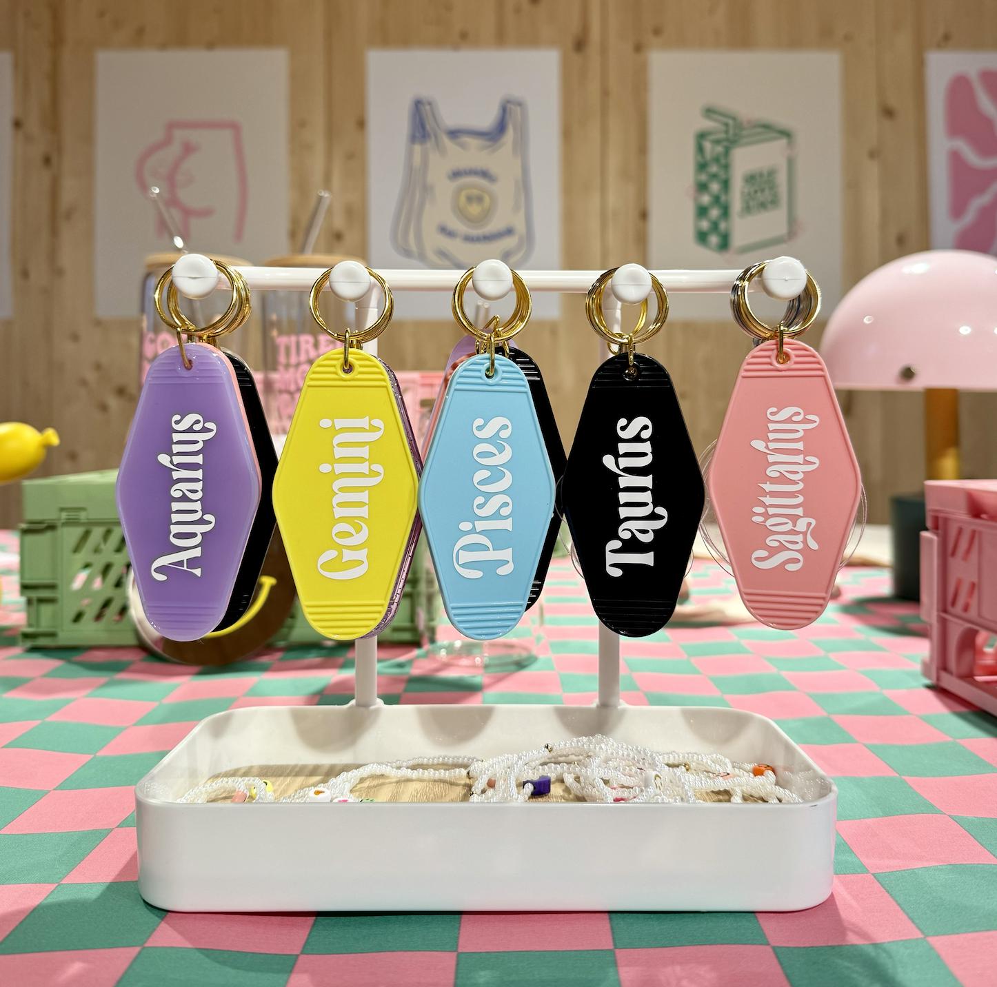 Schlüsselanhänger Sternzeichen | Keychain Motel Zodiac| Geburtstagsgeschenk Valentinstag Geschenk Idee von ohhappyclub