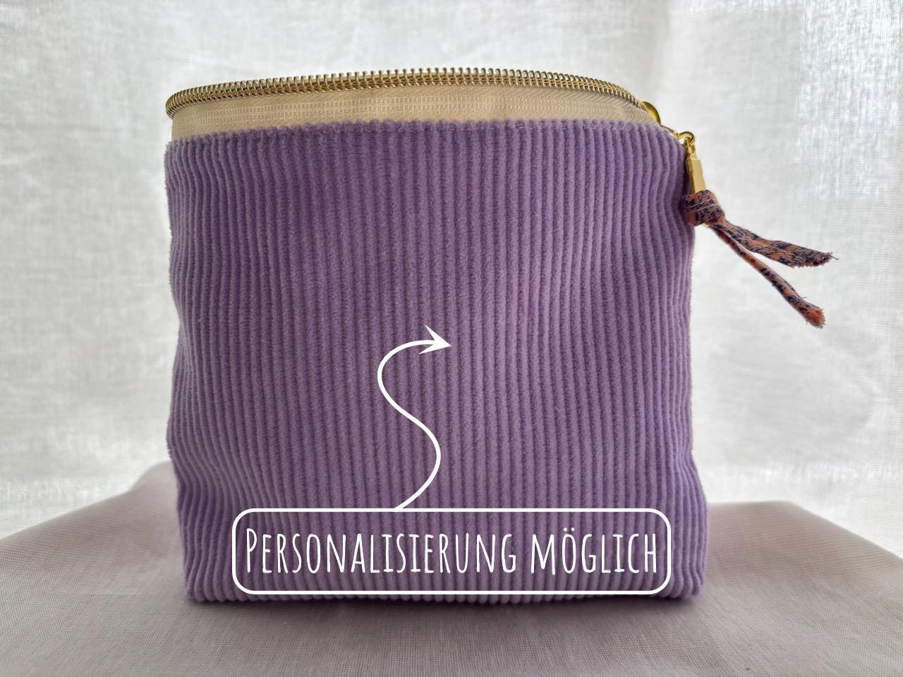 Kleine Kosmetiktasche Aus Lila Cord - Handgemachte Schminktasche Mit Blumenfutter Personalisierbar Kleine Kosmetiktasche Aus Lila Cord - Handgemachte Schminktasche Mit Blumenfutter Personalisierbar von ohliebs
