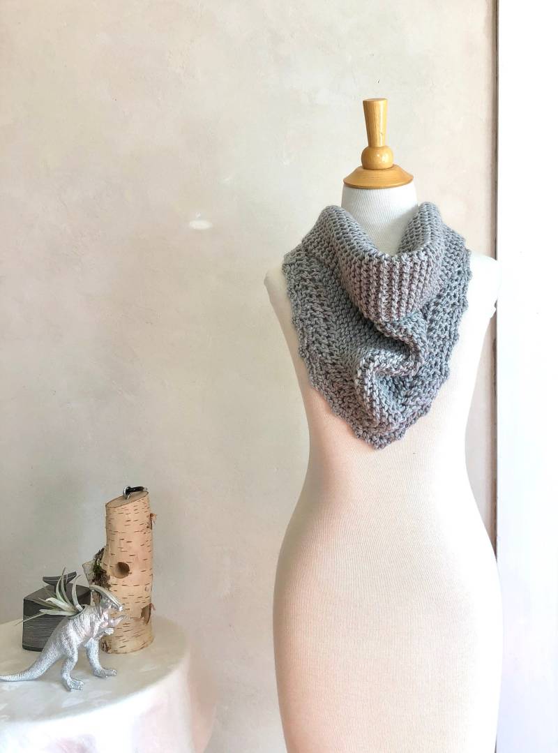 Graues Dreieckstuch Aus Merinowolle Handgestrickt, Superweiche, Leicht Waschbare Wolle von ohthisnose
