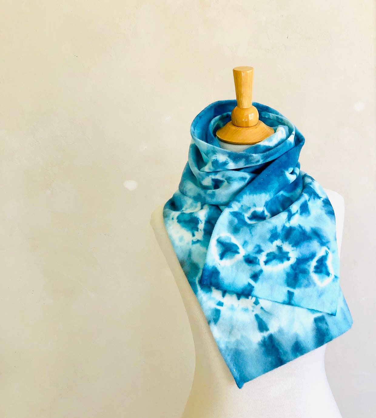 Handgefärbter Schal Boho Tie Dye Kreise Helle Aqua Hellblaue Wolle Shibori Stil von ohthisnose