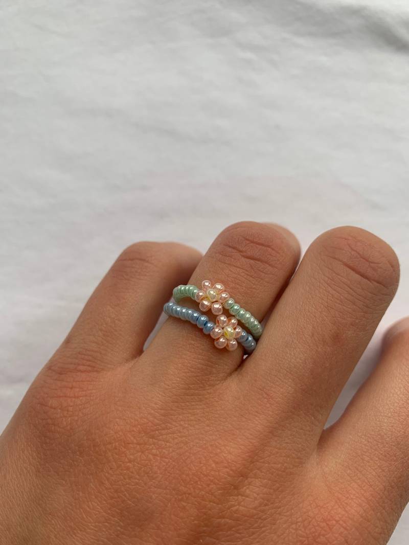 Baby Daisy Ring/Perlenring Mit Blümchen von ojoiee