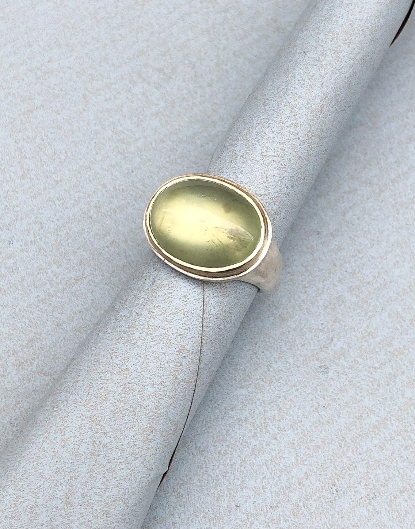 Ring | Basis Silber Mit Ovalem Prehnitcabochon, Fassung 585 Gelbgold von ojuna