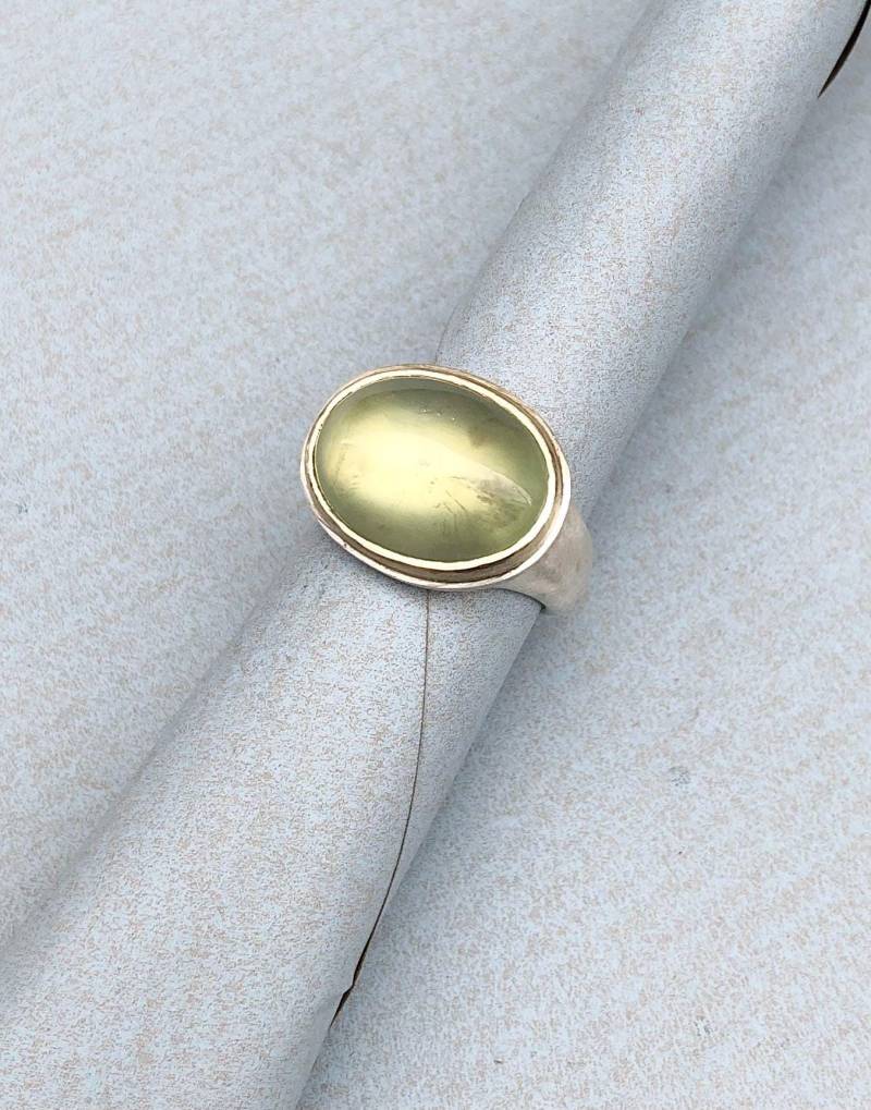 Ring | Basis Silber Mit Ovalem Prehnitcabochon, Fassung 585 Gelbgold von ojuna