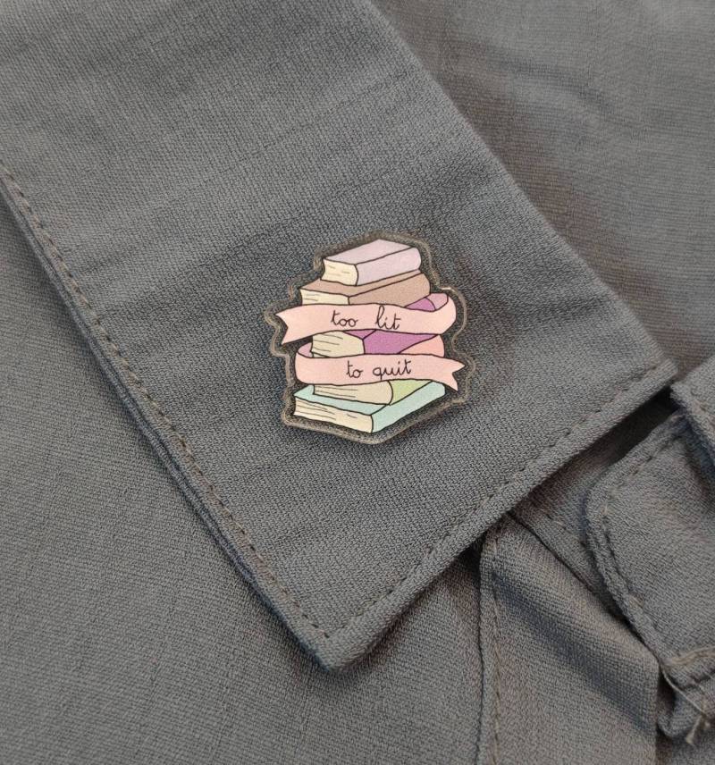 Too Lit To Quit Book Stack - Bookish Lapel Pin von oktavformat