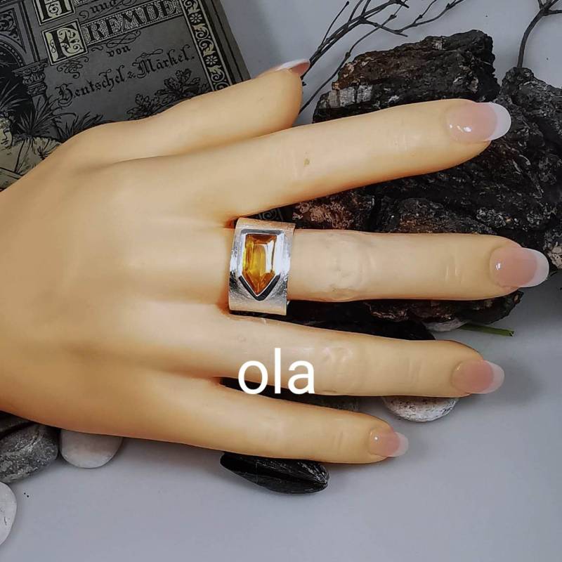 Großer Mattierter Citrinring in Silber Gefasst von olaschmuckberlin