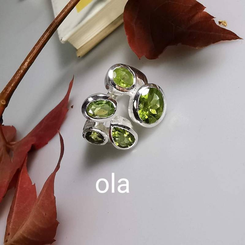 Handgefertigter Silberring Mit 5 Peridots | Arizona von olaschmuckberlin