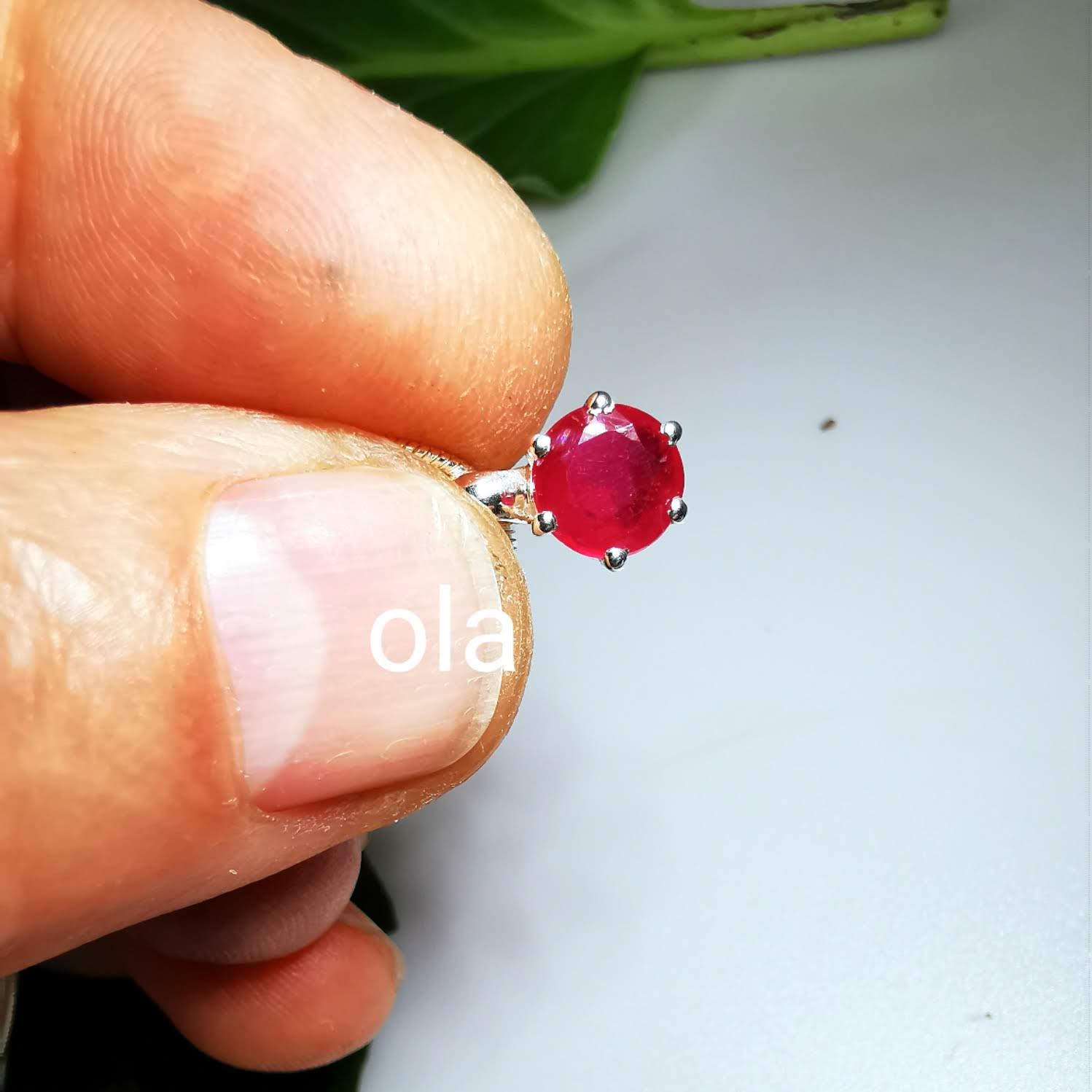 Kleine Rubin Anhänger in Silber Gefasst von olaschmuckberlin