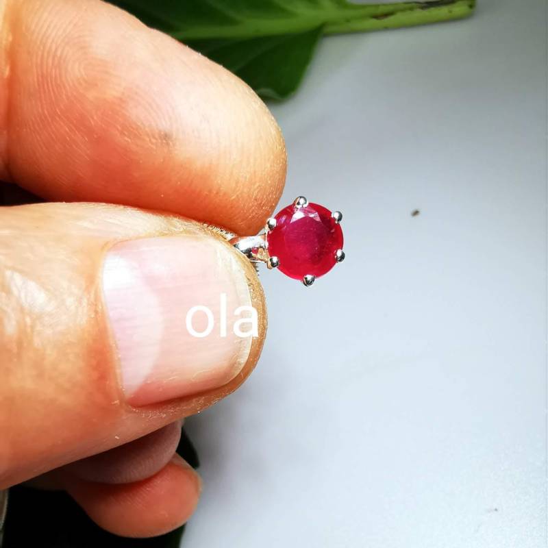 Kleine Rubin Anhänger in Silber Gefasst Kleine Rubin Anhänger in Silber Gefasst von olaschmuckberlin