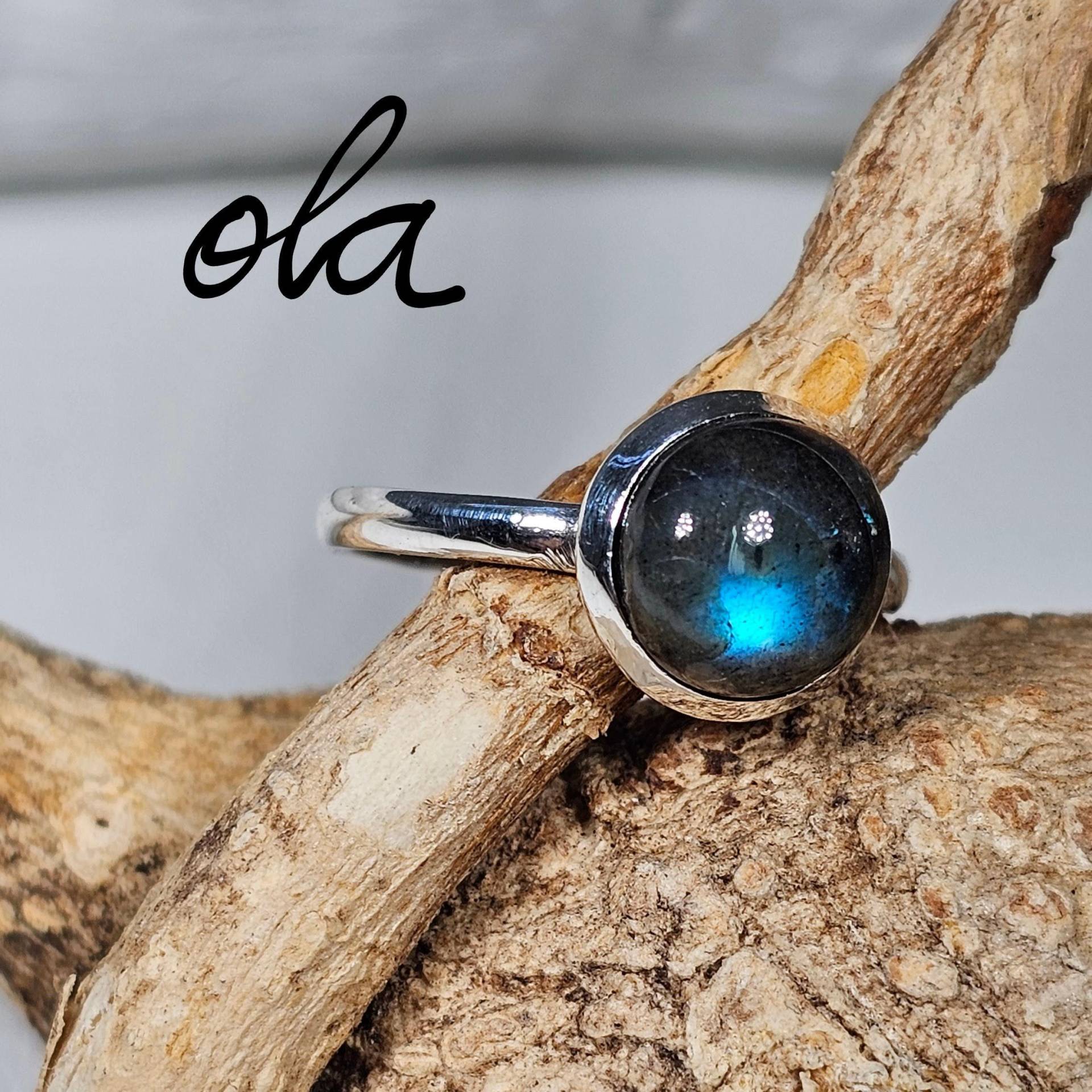 Kleiner Labradorit Ring in 925 Silber Gefasst von olaschmuckberlin