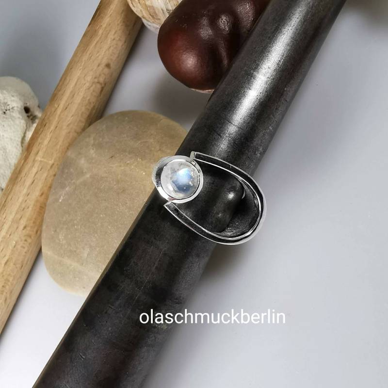 Silberring Mit Regenbogen-Mondstein von olaschmuckberlin