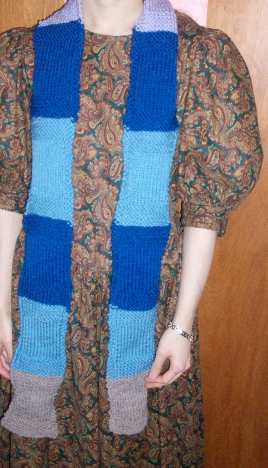 Ausverkauf Handgestrickter Schal "Jeweled Windows" Blau Beige Und Lavendel Ausverkauf Handgestrickter Schal "Jeweled Windows" Blau Beige Und Lavendel von oldeangora