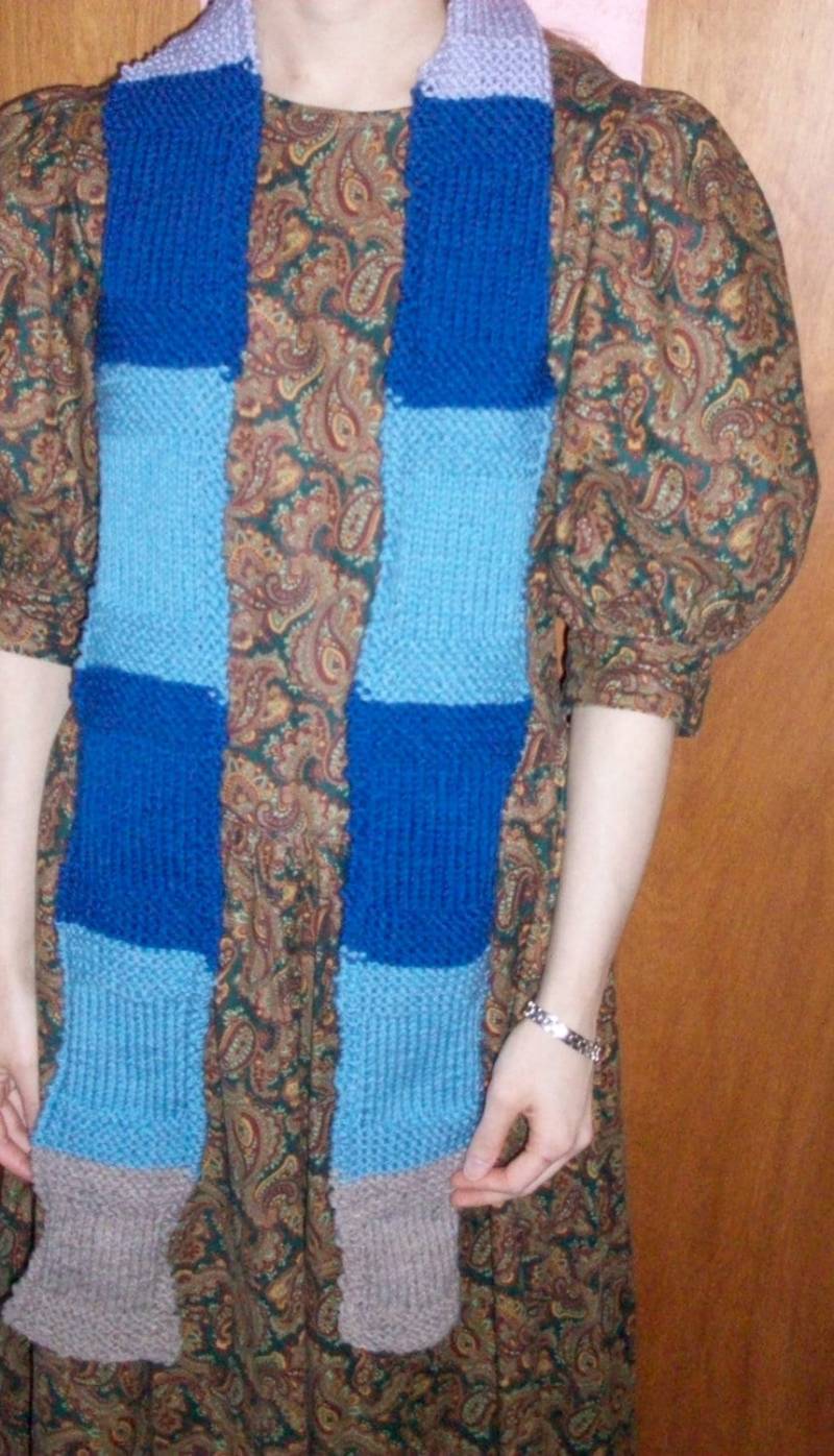 Ausverkauf Handgestrickter Schal "Jeweled Windows" Blau Beige Und Lavendel Ausverkauf Handgestrickter Schal "Jeweled Windows" Blau Beige Und Lavendel von oldeangora