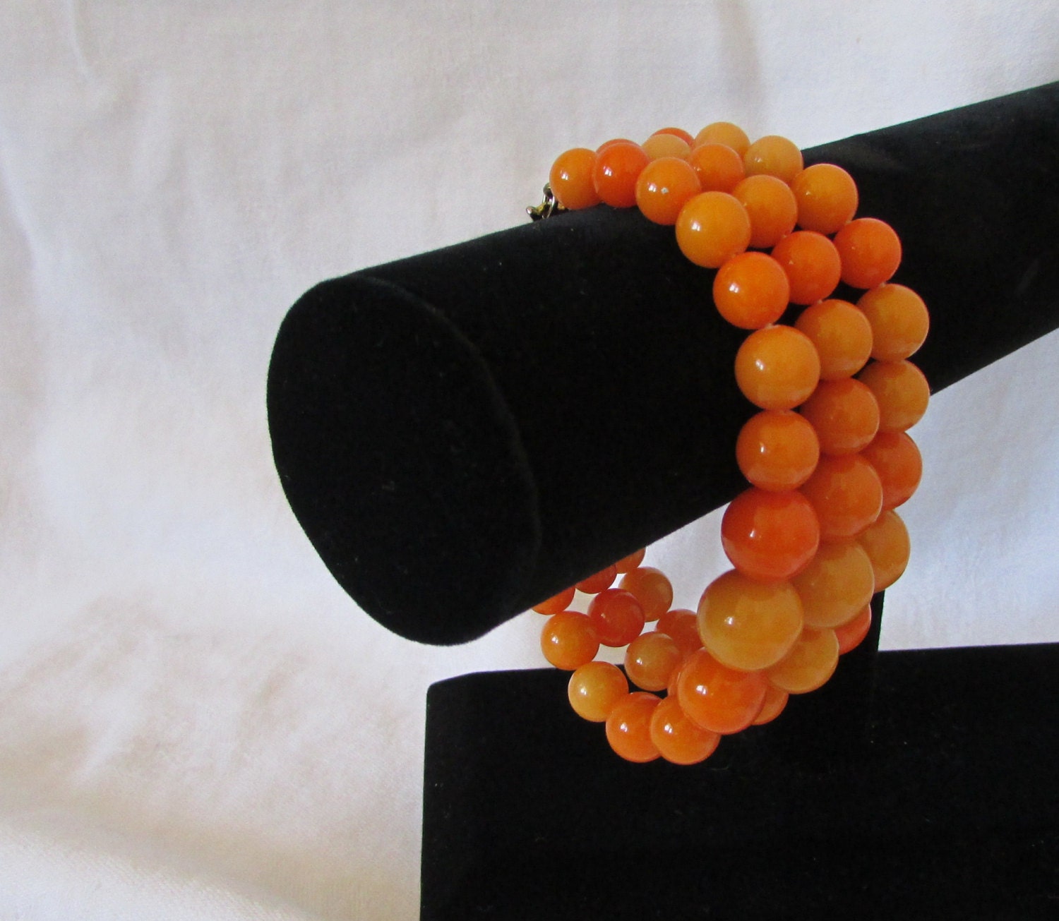 Orange Perlen Armband Abschluss 3 Strang 1950Er-1960Er Jahre Kunststoff Excellent Orange Perlen Armband Abschluss 3 Strang 1950Er-1960Er Jahre Kunststoff Excellent von oldfaithfulinc
