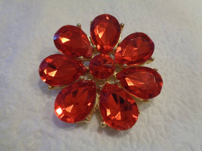 Wunderschöne 2 "Gold Tone Blume Geformte Modeschmuck Brosche Mit Sieben 11/16 "x 1/2" Teardrop Rot Glasblätter Und Einer 3/8 "Mitte." Inv#0536 von oldies2treasure