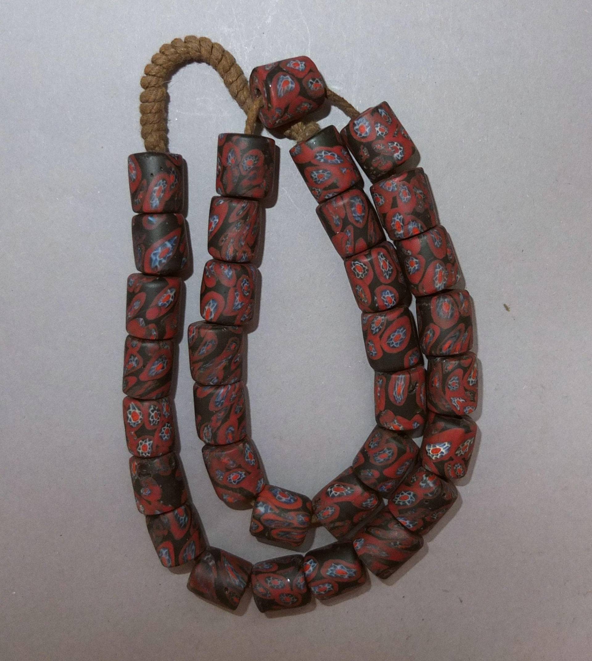Alte Rot Schwarz Blaue Fusing Glasperlen Aus Nepal, Millefiori Folklore Schmuck Asien, Kostenloser Versand von oldmaya