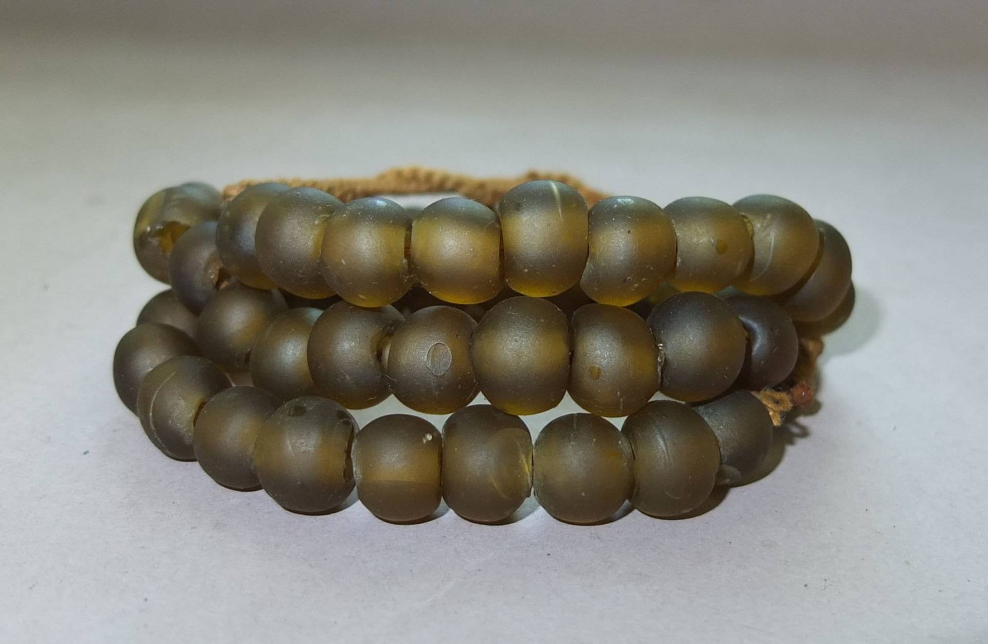 Alte Runde Dunkel Goldene Gelbe Glasperlen Aus Nepal, Folkloreschmuck Asien, Kostenloser Versand von oldmaya