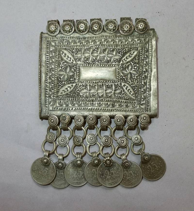 Alter Weißer Metall Anhänger Amulett Mit Münzanhängern Aus Nepal von oldmaya