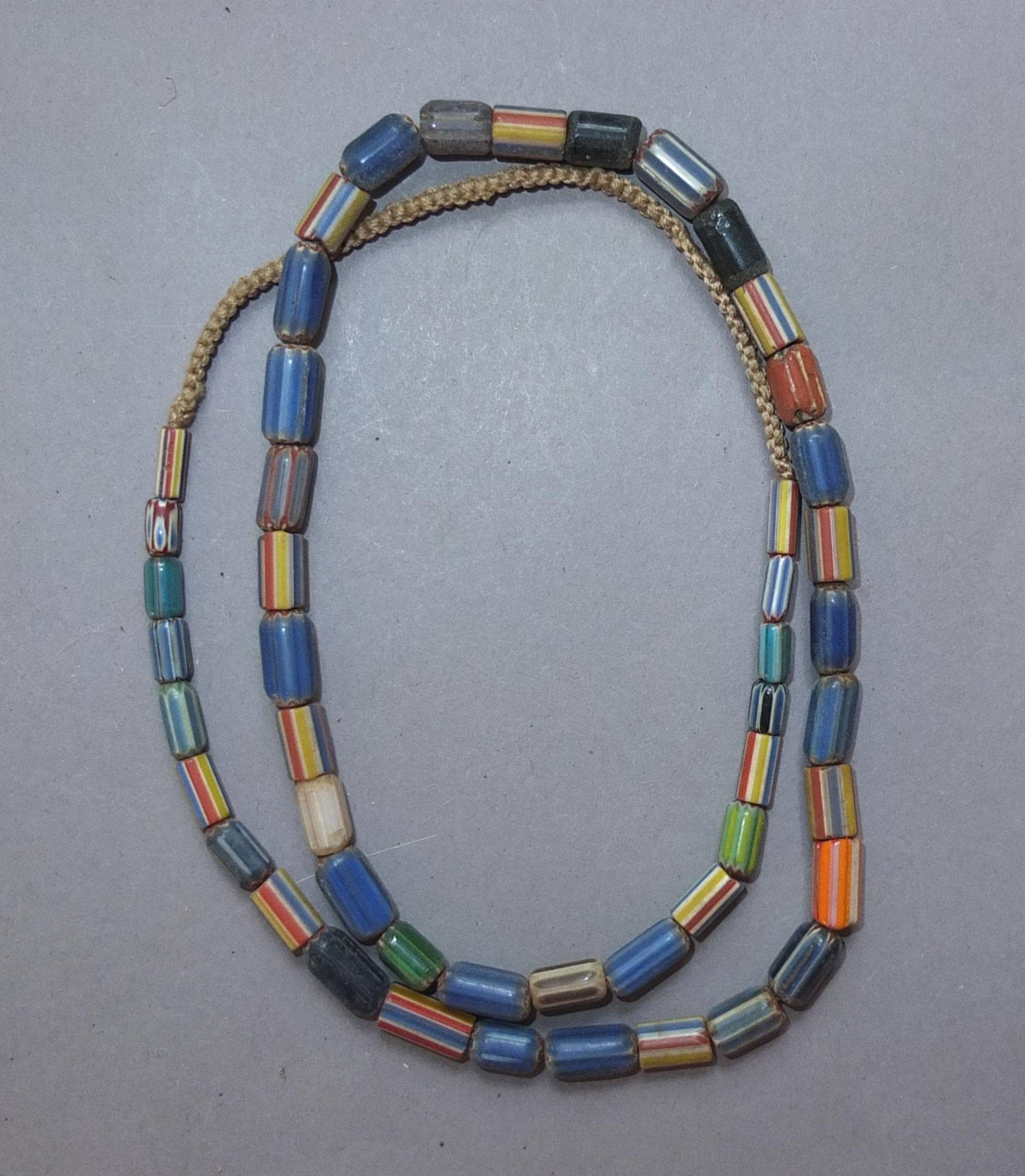 Chevron Glasperlenkette, Alte Bunte Glasperlen Aus Nepal von oldmaya
