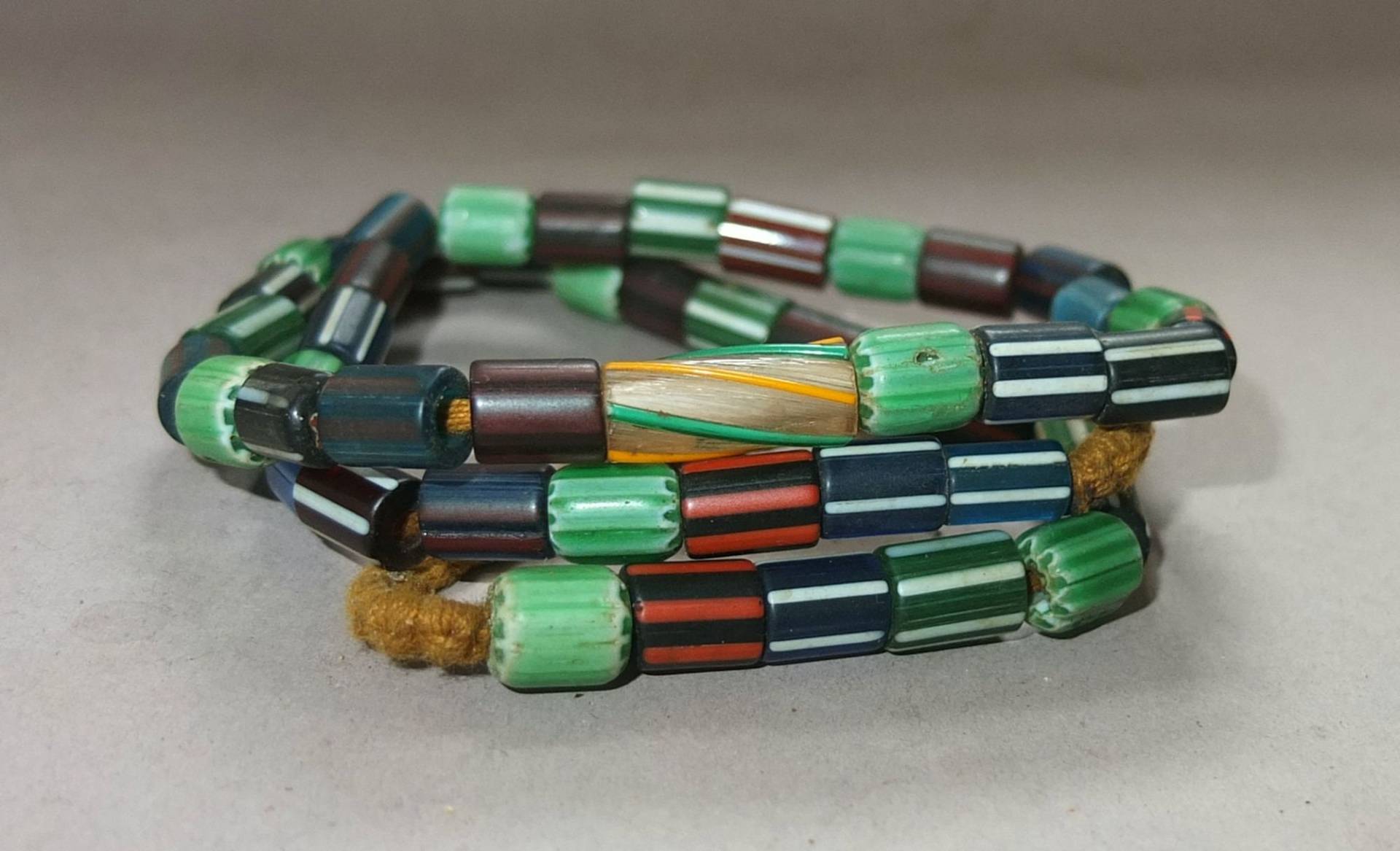 Chevron Glasperlenkette, Alte Bunte Glasperlen Aus Nepal von oldmaya