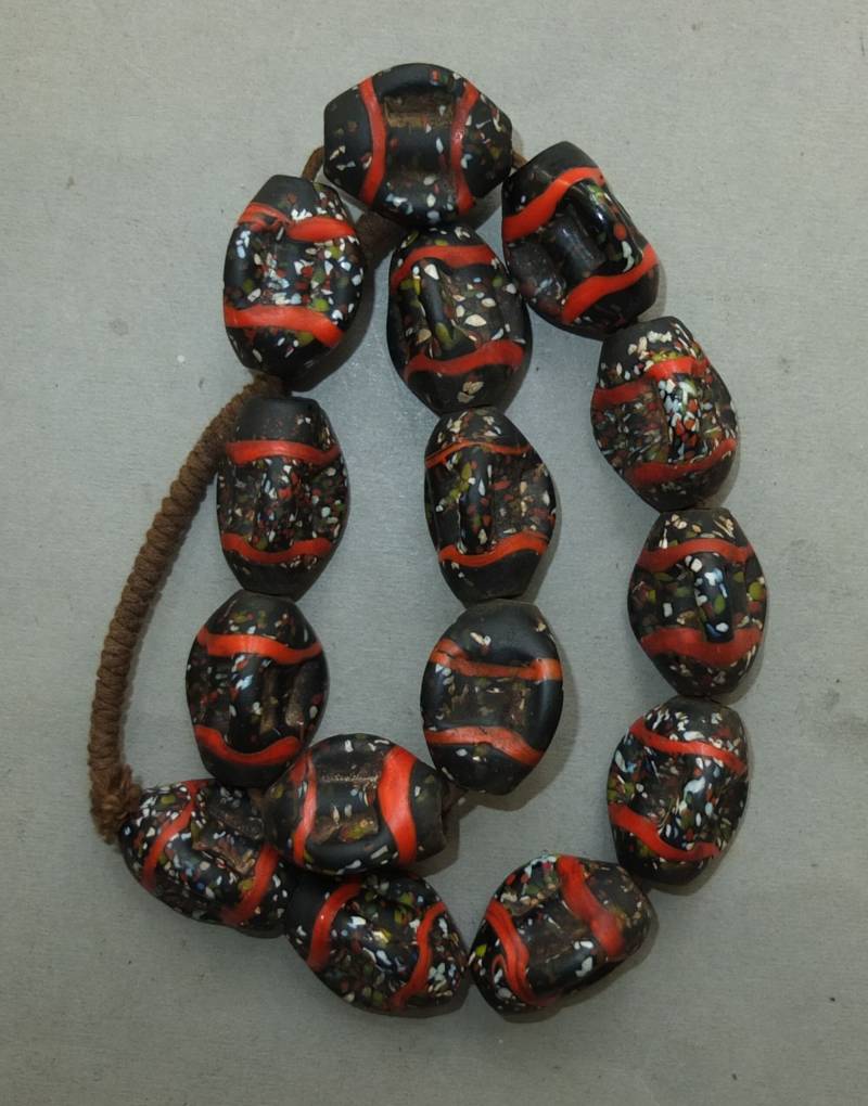 Chunky Halskette Mit Handgefertigten Schwarz Rot Weiß Gespenselten Glasperlen Roten Streifen Aus Nepal, Ovale Volksperlen, Versandkostenfrei von oldmaya