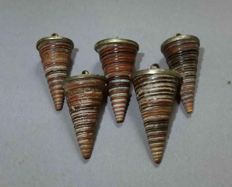 Fünf Schneckenanhänger Mit Metallfassung, Natürlicher Volksschmuck, Charmante Kunst Aus Der Himalaya-Region, Kostenloser Versand von oldmaya