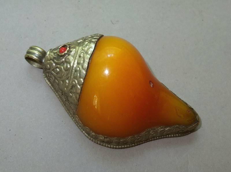 Großer Naturharz Amulett Anhänger Mit Metallfassung Aus Nepal Oder Tibet, Stammesschmuck, Versandkostenfrei von oldmaya