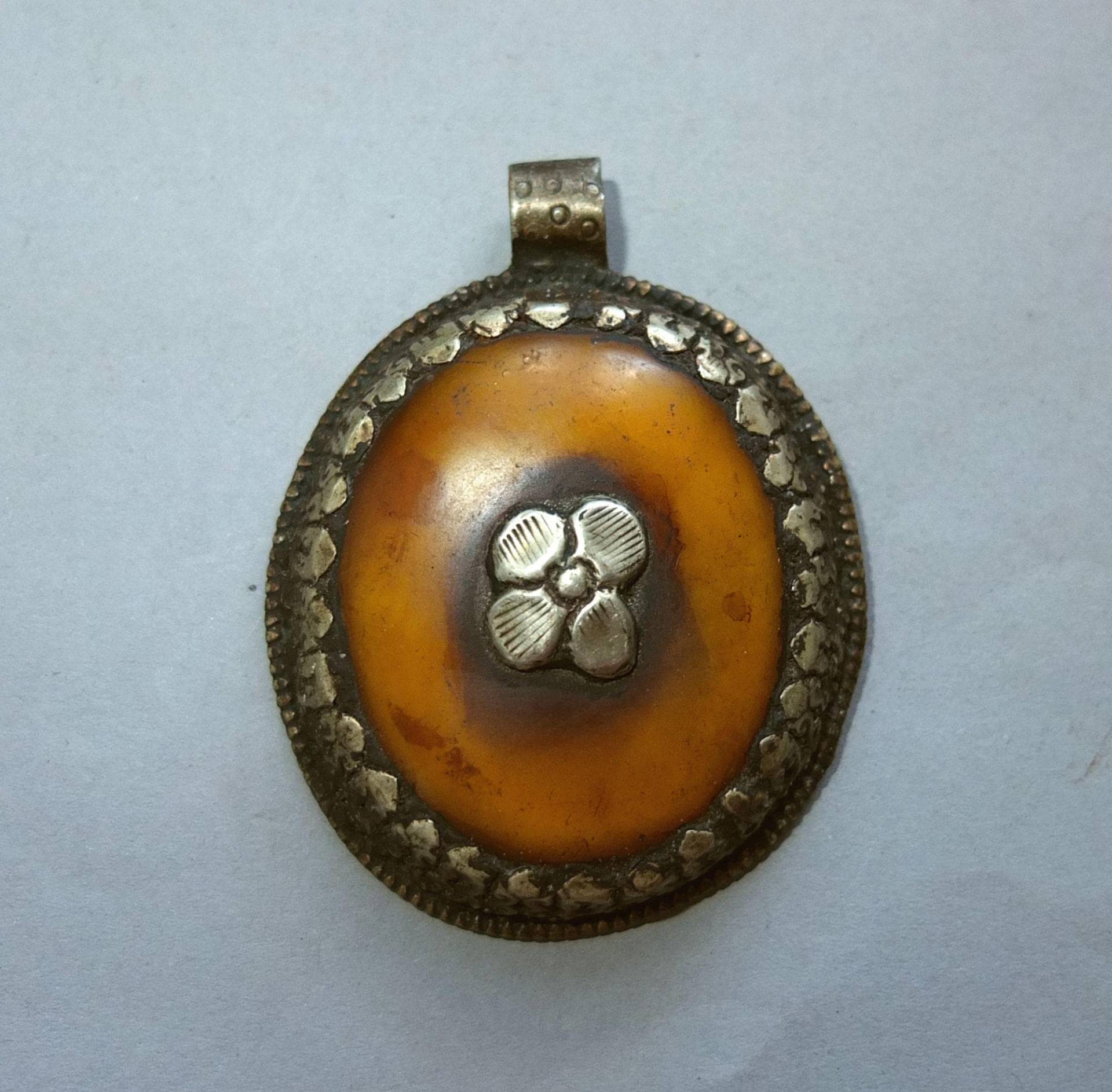 Großer Naturharz Amulett Anhänger Mit Metallfassung Aus Nepal Oder Tibet, Stammesschmuck, Versandkostenfrei von oldmaya