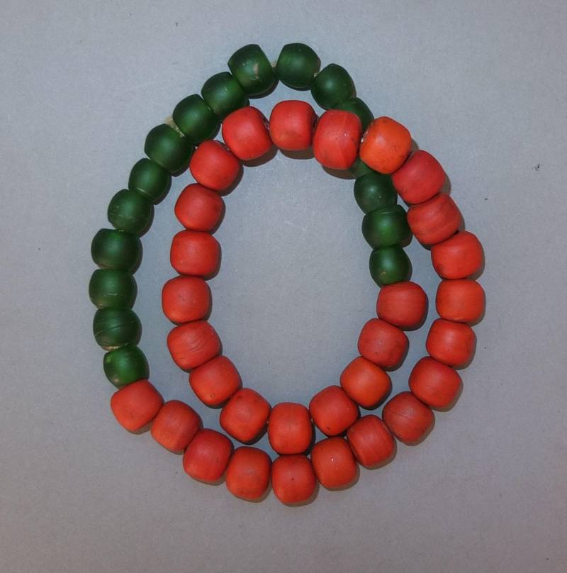 Halskette Mit Handgemachten Alten Gebrauchten Roten Und Grünen Glasperlen Aus Nepal, Verschiedene Geformte Perlen, Kostenloser Versand von oldmaya