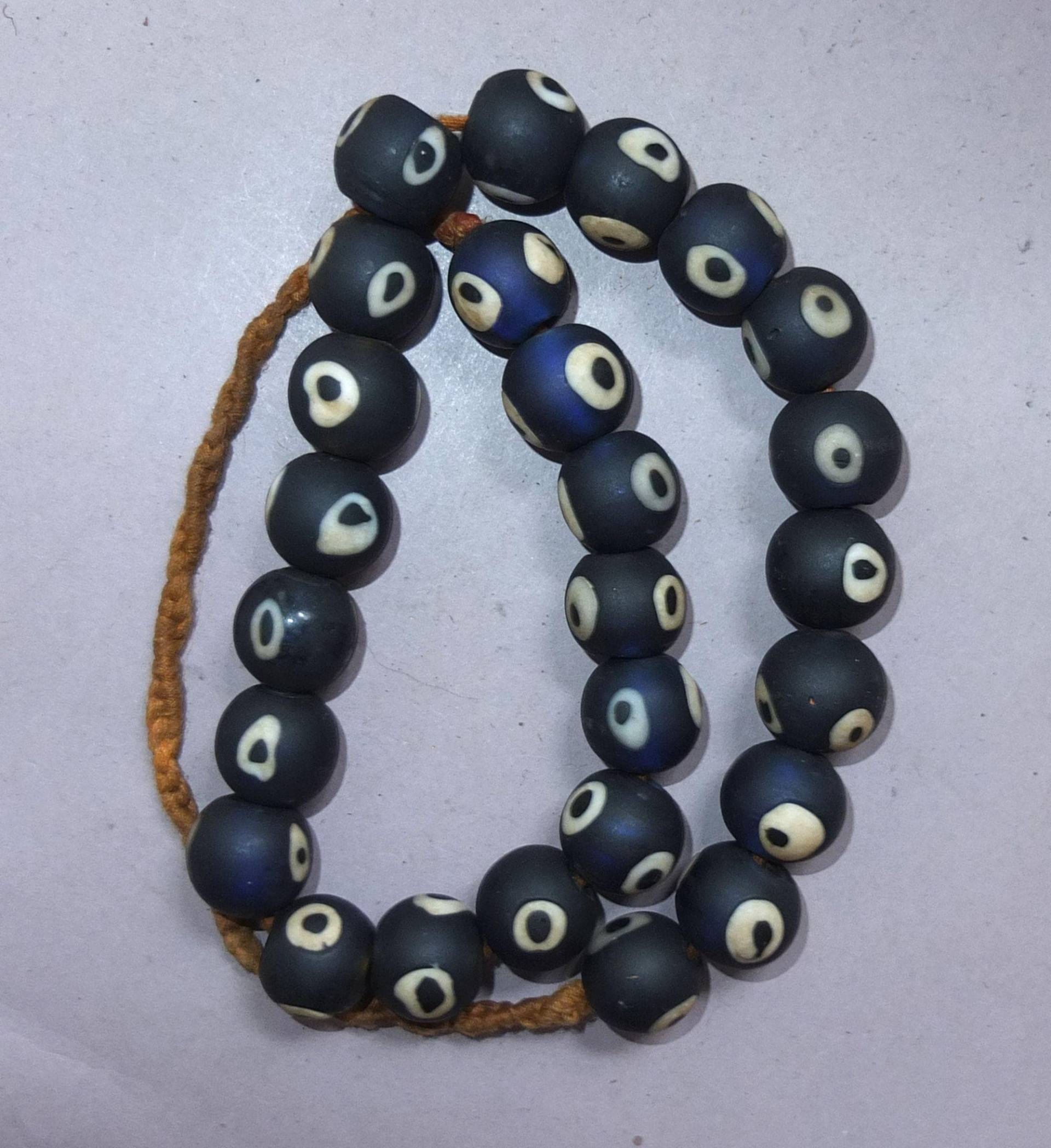 Halskette Mit Handgemachten Großen Runden Dunkelblauen Weißen Glasperlen Aus Nepal von oldmaya