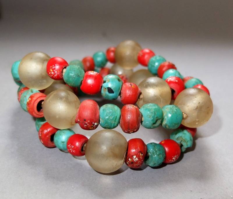 Alte Nepal Glas Perlenkette, Halskette Rot Grün Blau, Volkstümlicher Schmuck von oldmaya