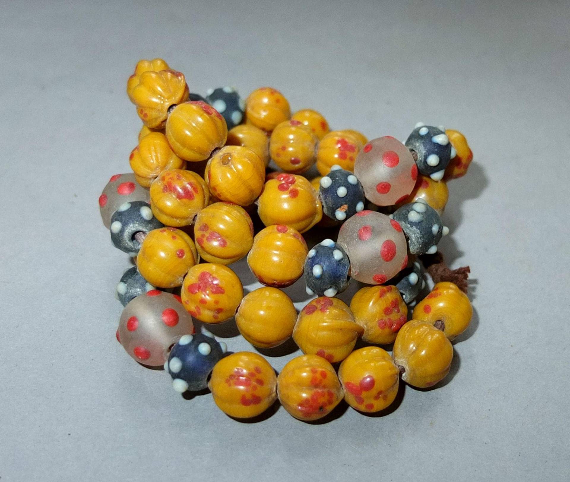 Halskette Mit Verschiedenen Gebrauchten Gelb Rot Gesprenkelten Und Blauen Klaren Gepunkteten Glasperlen Aus Nepal, Einzigartiges Design, Kostenloser von oldmaya